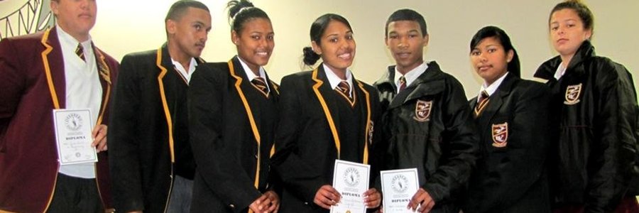 Jack, Joudun, Roseline, Faeza, Cohen, June en Melandi (afwesig â€“ Warren)